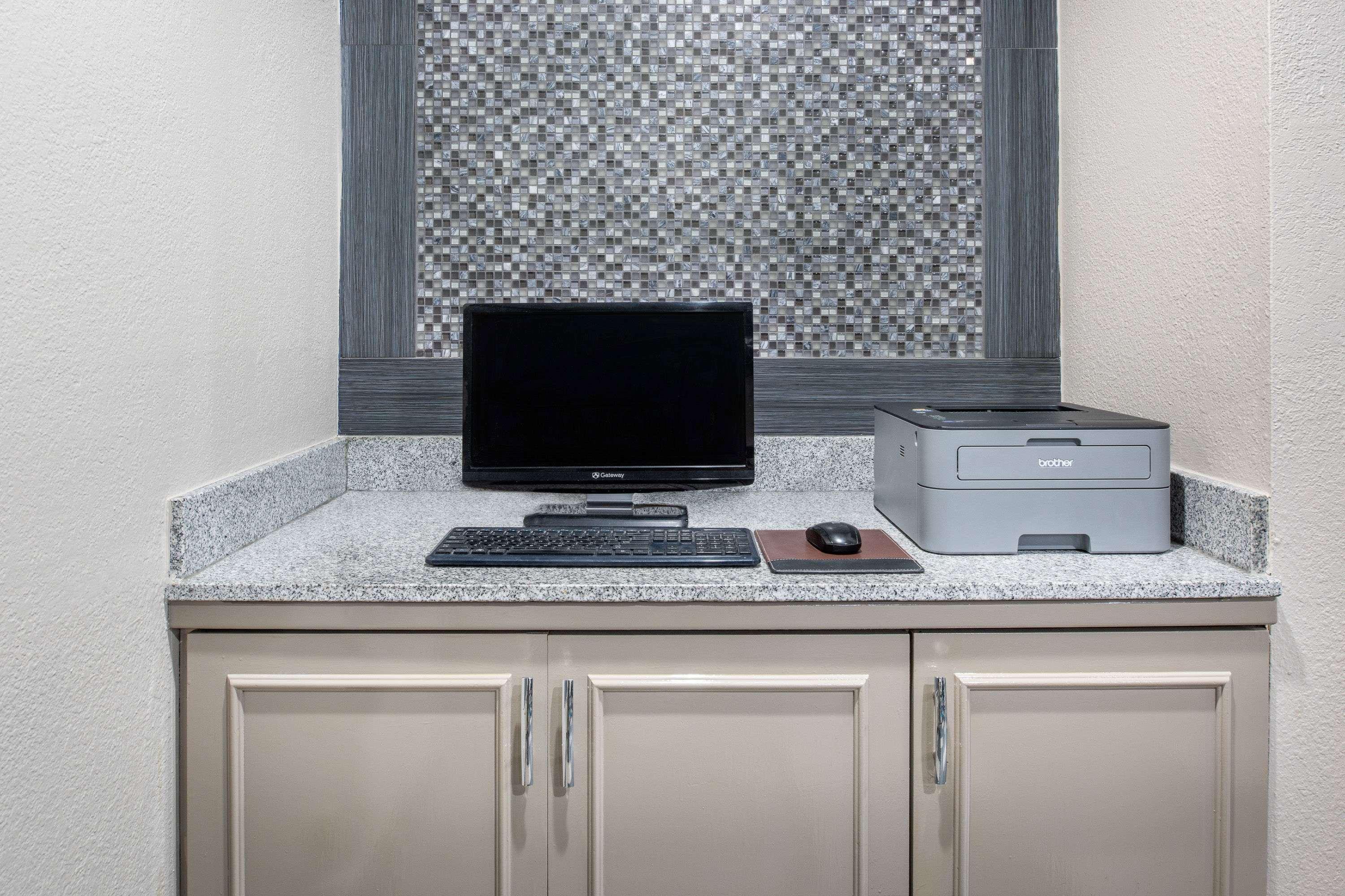 Days Inn By Wyndham Carthage Buitenkant foto