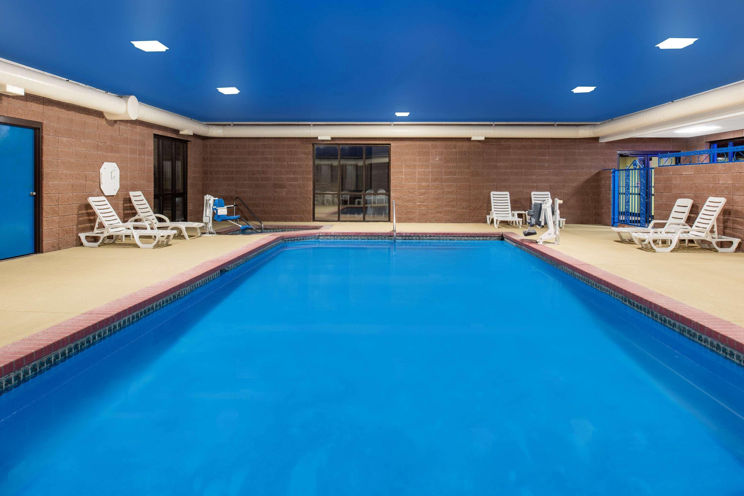 Days Inn By Wyndham Carthage Buitenkant foto