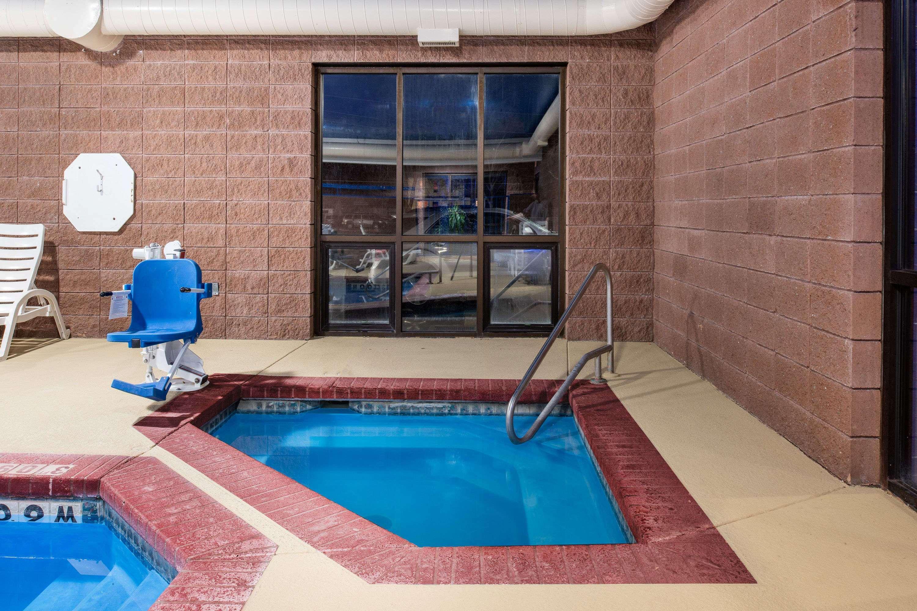 Days Inn By Wyndham Carthage Buitenkant foto