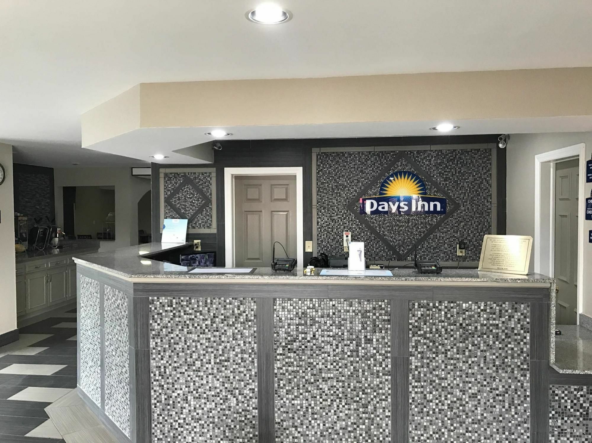 Days Inn By Wyndham Carthage Buitenkant foto